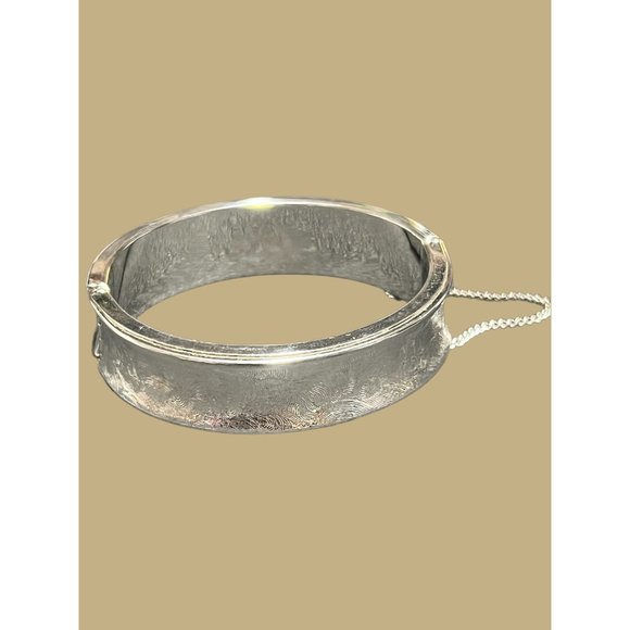 Sarah Coventry Jewelry - Vintage Sarah Coventry clamper bracelet silver tone brush design safety chain 7"